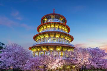 Obraz premium Tien-Yuan temple with cherry blossom in Taipei