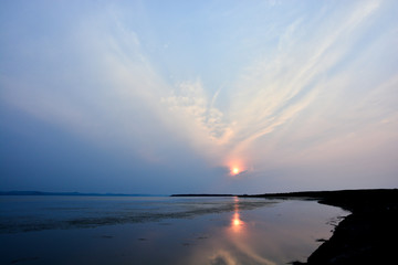 湖面に映る夕日　サロマ湖