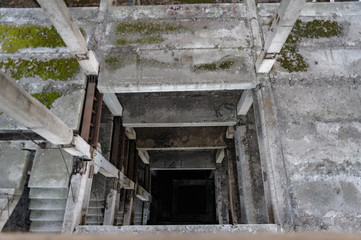 Obraz premium staircase in an unfinished building, abandoned, concrete floors, ruins, concrete elevator shaft