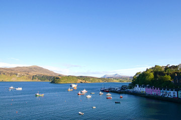 Fototapeta na wymiar Der Hafen von Portree auf der Isle of Skye