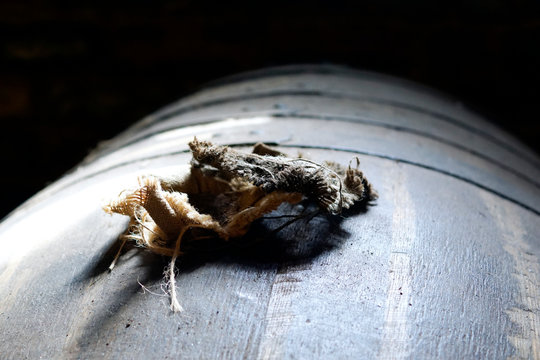 Nahaufnahme eines Whiskyfasses in einer Destille