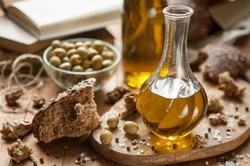 Obraz na płótnie Canvas olive oil with bread and olives