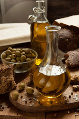 Obraz na płótnie Canvas olive oil with bread and olives