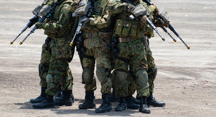 武装した自衛官