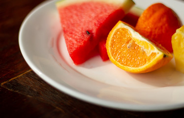 Fototapeta na wymiar plate of healthy fresh fruit