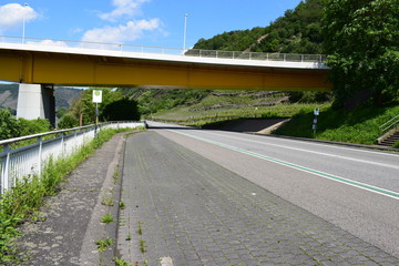Uferstraße im Moseltal