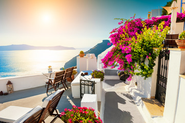 Naklejka premium Piękny zachód słońca na wyspie Santorini, Grecja. Letni krajobraz z widokiem na morze. Słynny cel podróży
