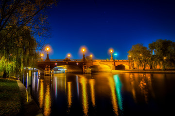 Nachtaufnahme der Moltkebrücke in Berlin bei Nacht mit bunten Lichtern und Reflexionen auf der...