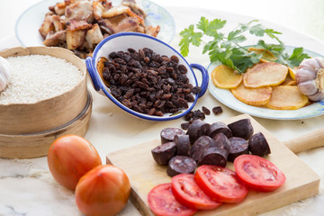 Natural and homemade cooking ingredients to make the recipe of baked rice with ribs