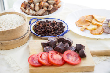 Natural and homemade cooking ingredients to make the recipe of baked rice with ribs