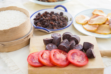 Natural and homemade cooking ingredients to make the recipe of baked rice with ribs