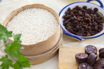 Natural and homemade cooking ingredients to make the recipe of baked rice with ribs