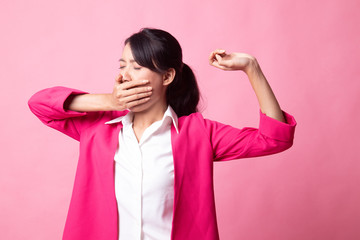 Sleepy young Asian woman yawn.