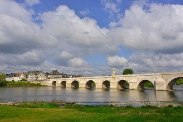 Le pont de loire &agrave; la Charit&eacute;-sur-Loire (58400) d&eacute;partement de la Ni&egrave;vre en r&eacute;gion Bourgogne-Franche-Comt&eacute;, France	
