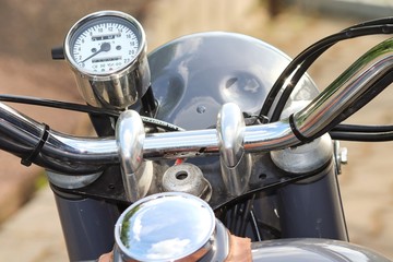 Fototapeta premium Tacho und Lenkrad eines alten Motorrades