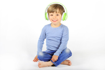 Ein dreijähriger Junge hört Musik