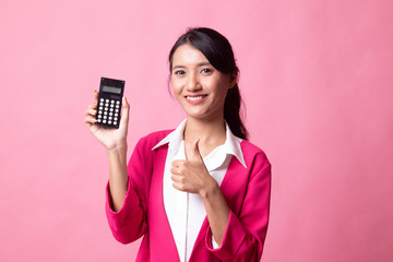 Naklejka premium Asian woman thumbs up with calculator.