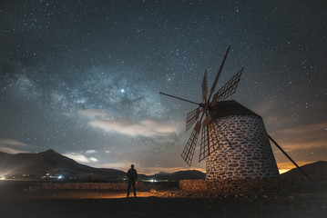 Bonito paisaje nocturno 
