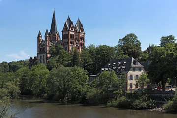 Obraz premium View over the Lahn River to the Limburg Cathedral Limburg Hesse Germany