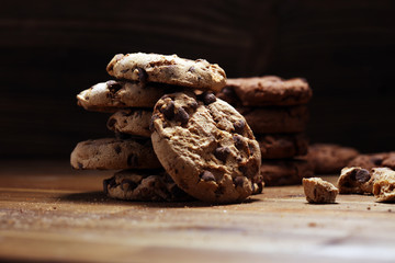 Obraz premium Chocolate cookies on wooden table. Chocolate chip cookies