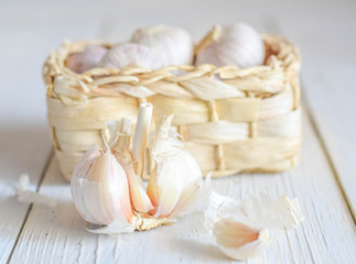 garlic box wood  white table