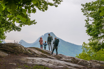 famille en randonnée en montagne