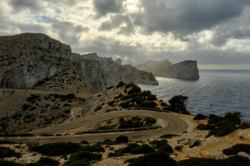 Landschaft und Steilküste auf der Halbinsel Formentor, Mallorca, Balearen, Spanien