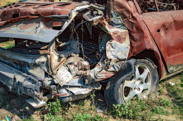 Obraz premium Burned car with burnt tyres and wheels