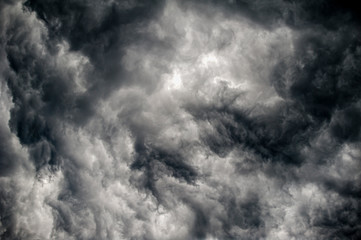 Wolkenwirbel in einer Gewitterfront von unten gesehen