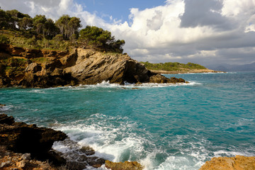 Landschaft und Steilküste der Playa S'illot auf der Halbinsel Victoria bei Alcudia, Mallorca, Balearen, Spanien