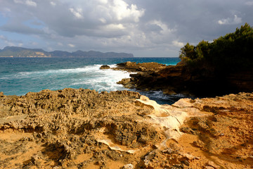 Landschaft und Steilküste der Playa S'illot auf der Halbinsel Victoria bei Alcudia, Mallorca, Balearen, Spanien