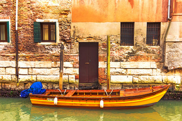 Fototapeta na wymiar Venezia, casa con barca ormeggiata.