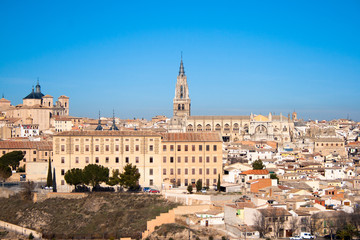 Fototapeta na wymiar Nice landscape of the city of Toledo on a sunny day with nice blue sky