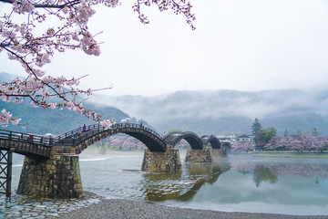 Kintai Kyo-brug op regenachtige dag, Iwakumi Hiroshima, japan