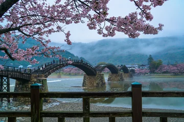 Papier Peint photo Le pont Kintai Pont de Kintai Kyo le jour pluvieux, Iwakumi Hiroshima, Japon