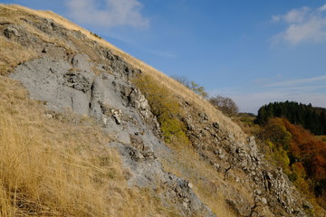Fototapeta premium Der Pferdskopf, ein Vulkankegel in der Nähe der Wasserkuppe, Hessische Rhön, Deutschland