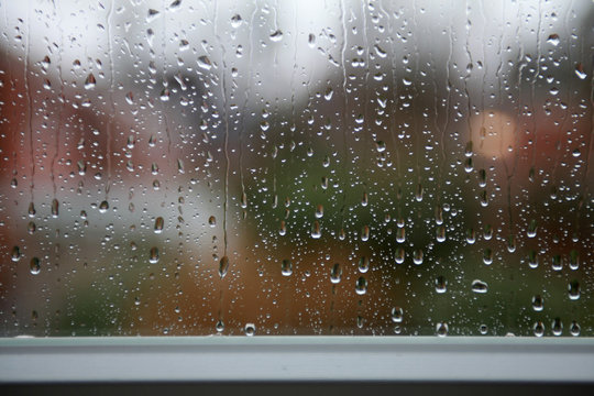 Fensterscheibe im Regen mit Wassertropfen