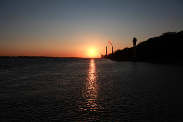 Fototapeta premium Sonnenuntergang Hamburg Wittenbergen an der Elbe