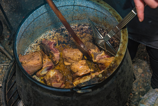 Suppenfleisch im Kochtopf