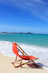 沖縄の美しい海とビーチチェアー