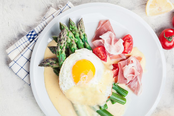 Green asparagus with ham, egg and hollandaise sauce