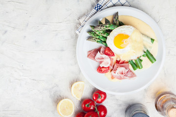 Green asparagus with ham, egg and hollandaise sauce