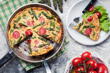 Frittata made of eggs, asparagus and tomatoes