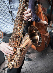 Obraz premium Medium shot of hands holding a saxophone.