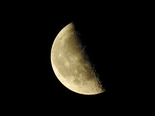 月齢21.8、半月、弓張月、下弦の月、輝く月イメージ素材