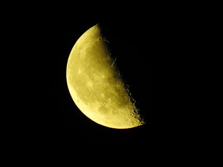 月齢21.8、半月、弓張月、下弦の月、輝く月イメージ素材