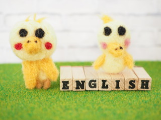 鳥のキャラクターと英語という単語