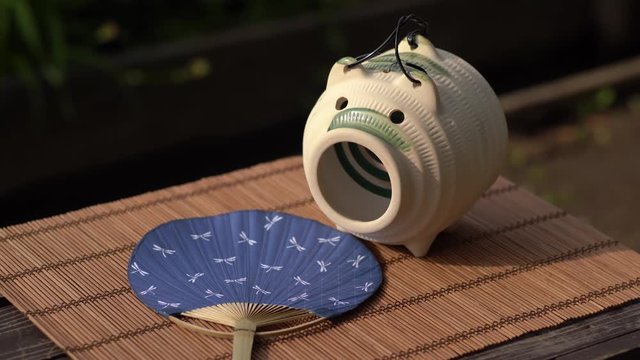 日本の夏の風物詩 蚊取り豚と線香の煙