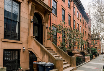 Obraz premium Fasady Brownstone i domy szeregowe w kultowej dzielnicy Brooklyn Heights w Nowym Jorku