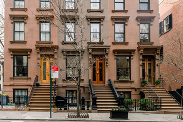 Brownstone facades & row houses  in an iconic neighborhood of Brooklyn Heights in New York City - obrazy, fototapety, plakaty